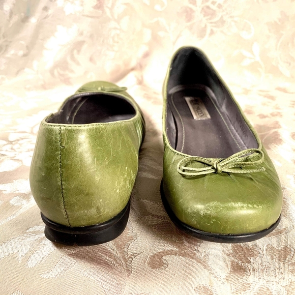 Steve Madden Green Leather Flats with Bow - Picture 3 of 3